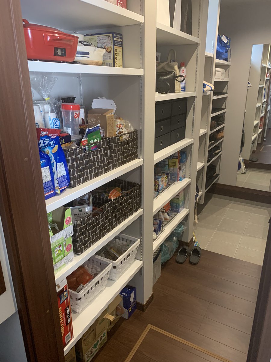 たかやす ドラピ 間取りで唯一こだわった シューズクローク 兼 コートクローク 兼 土間収納 兼 パントリー 兼 ファミリークローク 的な空間は収納グッズも揃って大体完成したわね 人気の間取りを詰め込んでる感があるので流石に使いやすい 玄関
