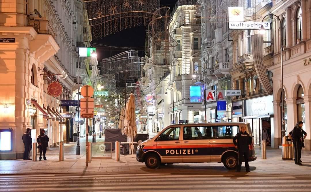 KupwaraTimes's tweet photo. 1 suspect killed, several including cop injured
#Austrianpolice have said Monday night terror attack in #Vienna. One person had been killed and several hurt, including a police officer. The police shot dead one of the perpetrators. One person was killed and several wounded. https://t.co/7SJv7C9Wyp