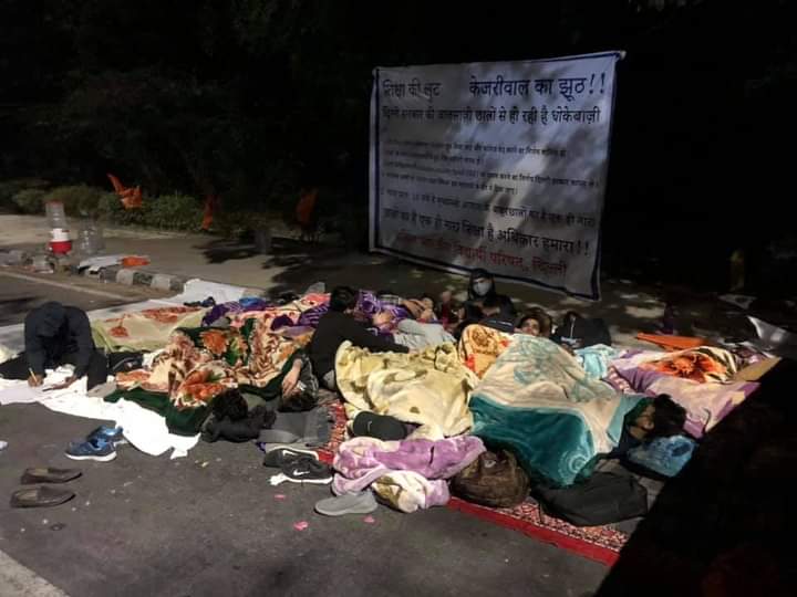 ABVPDelhi's tweet photo. दिल्ली सरकार द्वारा दिल्ली में कॉलेज बंद करने के निर्णय तथा विश्वविद्यालयों में फीस बढ़ोतरी के विरोध में और अन्य विषयों को लेकर अभाविप के कार्यकर्ताओं ने मुख्यमंत्री आवास के बाहर सर्द रात में भी लगातार धरना जारी रखा। छात्र अपनी मांगों को लेकर सीएम आवास के बाहर लगातार डटे हुए हैं। https://t.co/l08V61Qchs