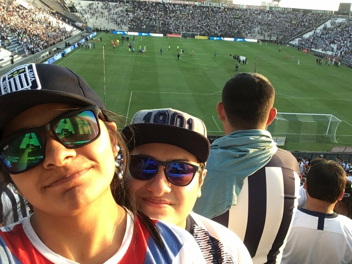 LuisCueto19's tweet photo. @MovistarDeporPe @ClubALoficial @MovistarDeporPe #ALÁNGULO #LAVICTORIAENALÁNGULO Gana Alianza, soy feliz toda la semana. Juntos hasta el finAL!⚽ Arriba Alianza toda la vida!!💙 Foto con mis dos amores..🤪 https://t.co/jNoanc2aYc