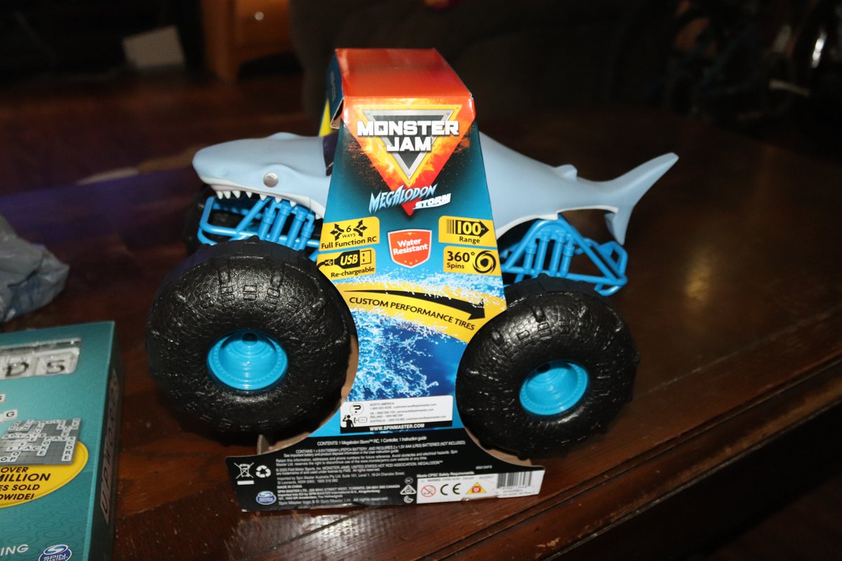 Joerios76's tweet photo. The Monster Jam Official Megadolon Storm All-Terrain Remote Control can conquor snow, mud, rocks, grass, water, &amp; other objects. It's lightweight &amp; durable &amp; the USB charge cord is attached &amp; stored underneath the body.  #MegalodonStorm #Tryazon #SpinMaster #NinjaBots #StuntShot https://t.co/8NoOIgdCY0