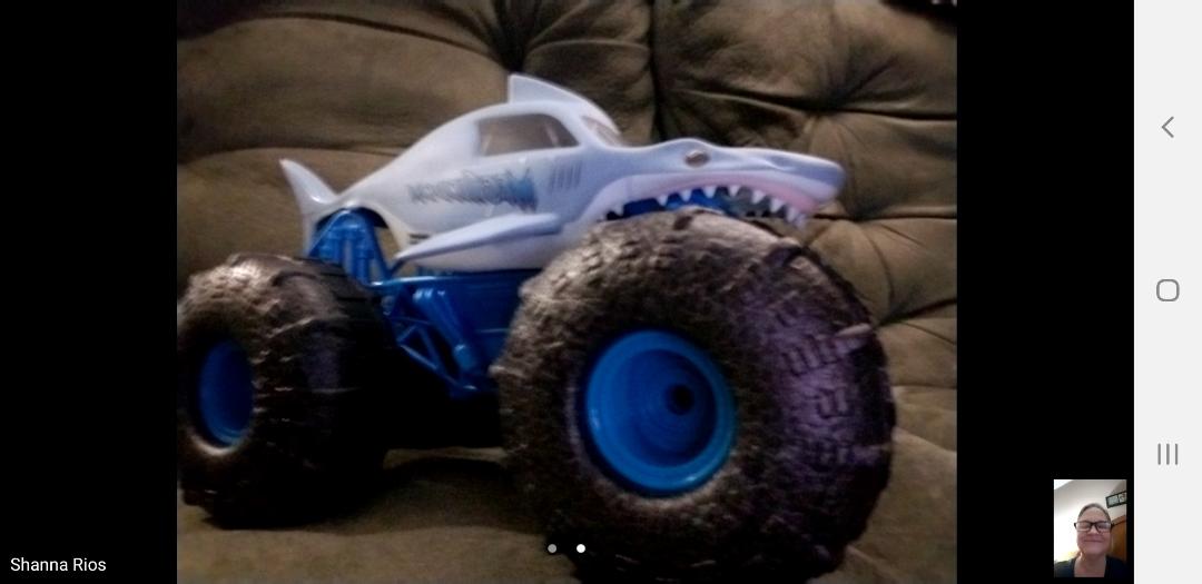 Joerios76's tweet photo. The Monster Jam Official Megadolon Storm All-Terrain Remote Control can conquor snow, mud, rocks, grass, water, &amp; other objects. It's lightweight &amp; durable &amp; the USB charge cord is attached &amp; stored underneath the body.  #MegalodonStorm #Tryazon #SpinMaster #NinjaBots #StuntShot https://t.co/8NoOIgdCY0
