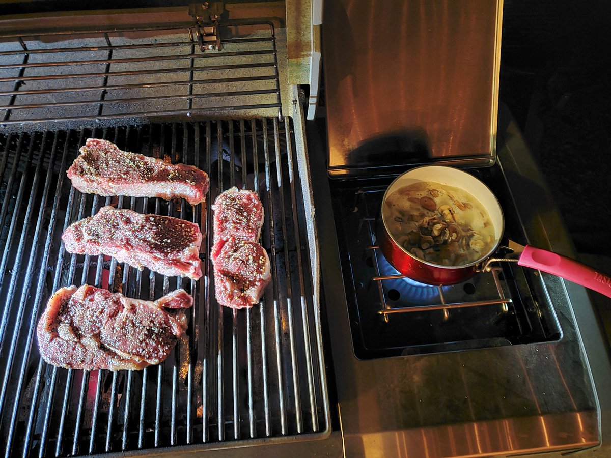 MestaMesta's tweet image. Guess which is the #Wagyu #ribye 😉...
Had to take it off a lil sooner than the rest of the #newyorks 
The family enjoyed theirs #yearroundgriller