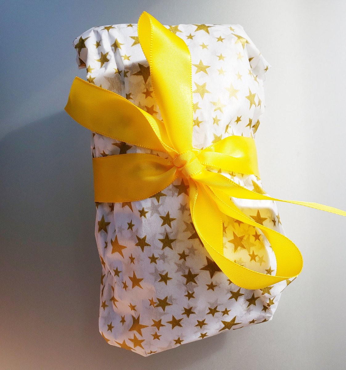 SpiderbiteShop's tweet image. A wrapped up critter from my shop! I wonder what it could be... All plush are packaged in gold star tissue paper and tied up with ribbon!

#etsy #handmade #goldstar #Packaging