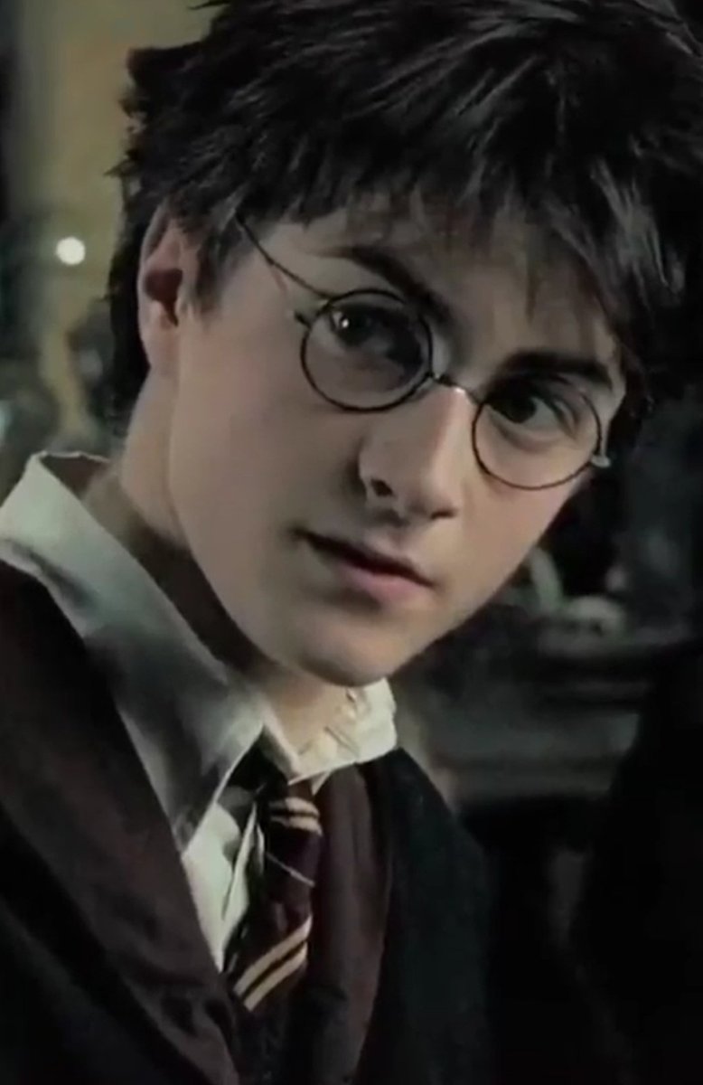 NetworkPotter's tweet photo. I think harry was really afraid of Sirius Black in Prisoner of Azkaban,
Didn’t you notice, he didn’t tie his tie properly throughout the movie???? https://t.co/OkED5o7iMT