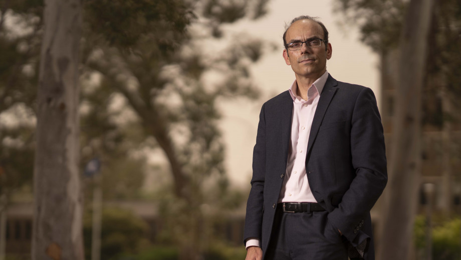 Congratulations <a href="/SotirisVard/">Sotiris Vardoulakis</a> for the Advocacy &amp; Leadership Award at the virtual Australian Public Health Conference 2020. Sotiris &amp; colleagues across <a href="/ourANU/">ourANU</a> worked tirelessly to promote health &amp; safety during the "Black Summer" #bushfires of 2019/20👉bit.ly/2Gr4AGW