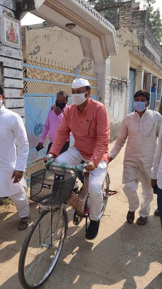 Saurabhmlaup's tweet photo. कुछ अरसा पूर्व रामनगर के सुल्तानपुर गांव भ्रमण के दौरान वहां एक बिटिया बबीता ने बताया था कि उसका विद्यालय बहुत दूर है, पैदल विद्यालय जाना उसे कठिन प्रतीत होता है। मैंने एक नई साइकिल क्रय की, स्वयं चलाकर बबीता के घर पहुंचा। साइकिल पाकर उसके मुख पर छाई प्रसन्नता ही मेरी पूंजी है। https://t.co/GIsXjTYJip
