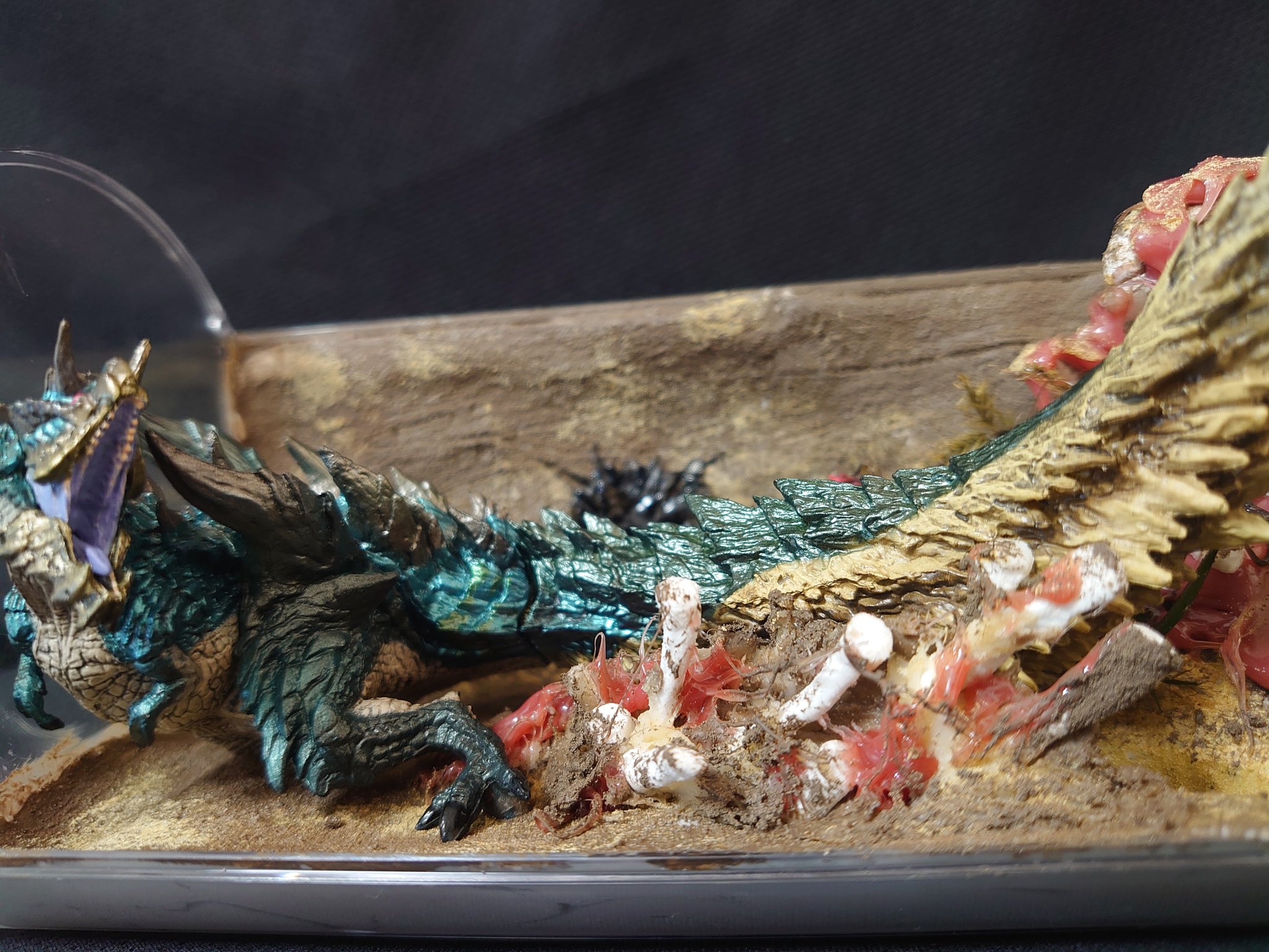 りょうじ ド素人の工作シリーズ2 愛するゲーム モンスターハンター アイスボーンより 瘴気の谷 ディノバルド亜種 個人的にものすごくかっこいいモンスターだと思っています モンハン ディノバルド亜種 瘴気の谷 ジオラマ レジン 100均 T Co