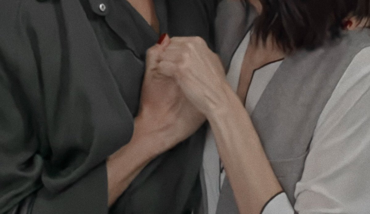 ㅤ 
        〞   PRESA, ABRAZANDO 
         ㅤ  ㅤ  TUS CADERAS
          ㅤ   CONDENADA A LO
ㅤ ㅤ ㅤ    QUIERAS Y HASTA 
ㅤ ㅤ ㅤ  QUE QUIERAS, AMOR ㅤ 〝