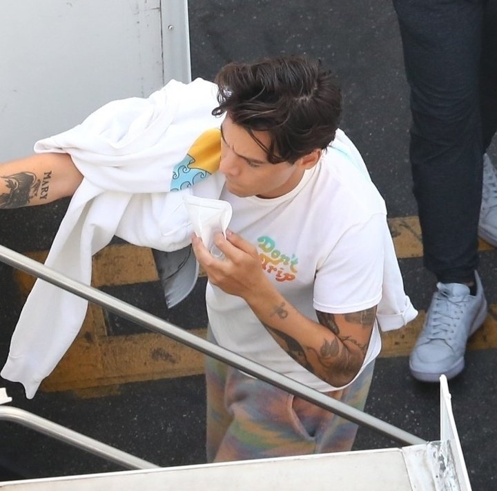 1DMUpdates's tweet image. #UPDATE|| Harry at the set of Don't Worry Darling.

ctto