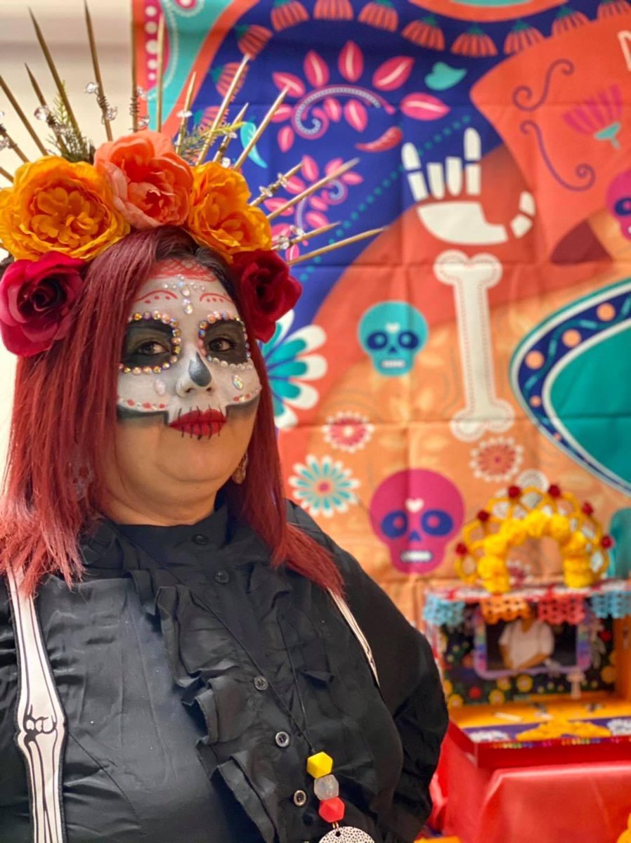 wendola_e's tweet photo. Bringing the #cultura through Dia de los Muertos 💀🖤🧡💚 Ss enjoyed the room transformation even through ZOOM 👩🏽‍💻🧑🏾‍💻. #DiaDeMuertos #GowanGators #LatinaTeacher #DayoftheDead #remotelearning https://t.co/OrqHKUOgDd