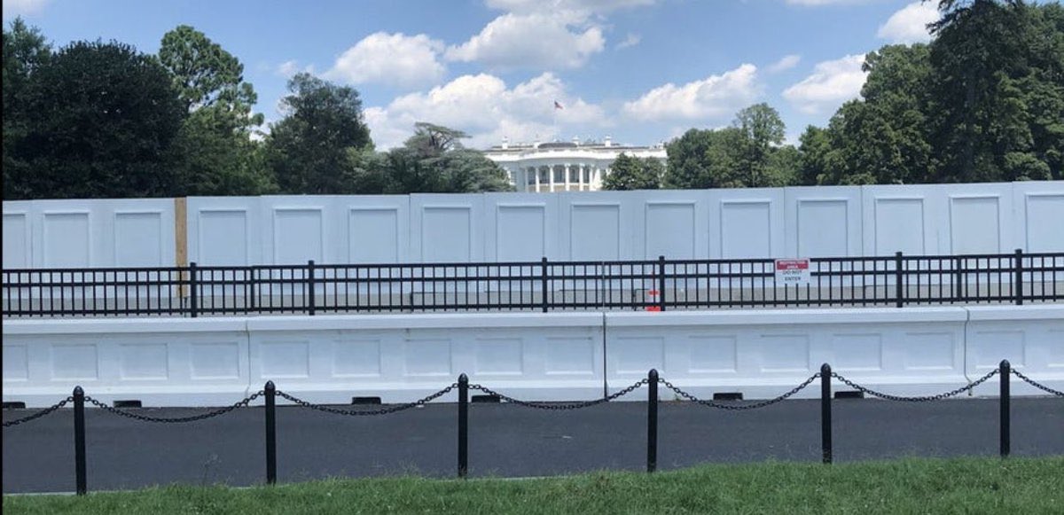 Blackwhite360_6's tweet photo. Hey Trump, see you did build a wall and America paid for it. Only until tomorrow... YOU'RE FIRED
@realDonaldTrump #builtthewall #YOUREFIRED https://t.co/4d7R2p8wYt