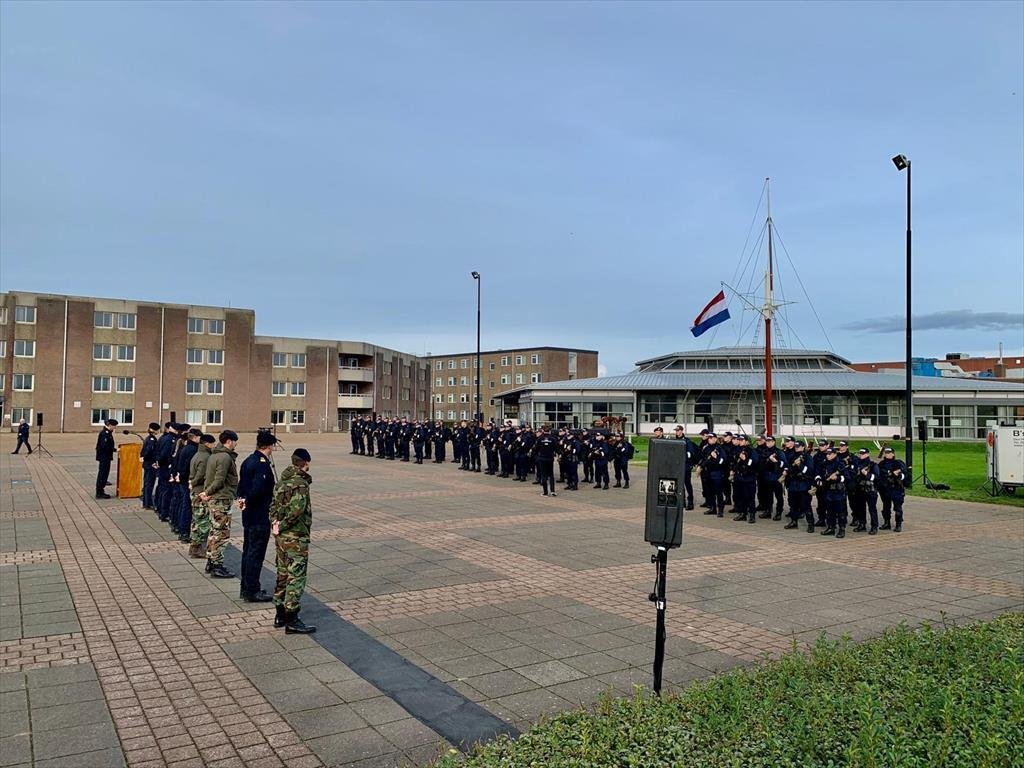 Onlangs hebben 49 leerlingen van opkomst 4-2020 de EMMV afgerond. Gefeliciteerd allen! 

In deze lichting zaten voor het eerst zeven ODMB-matrozen (Maritieme Beveiliging). Zij worden geplaatst bij het nieuwe Fleet Marine Squadron, bestaande uit mariniers en vlootpersoneel.