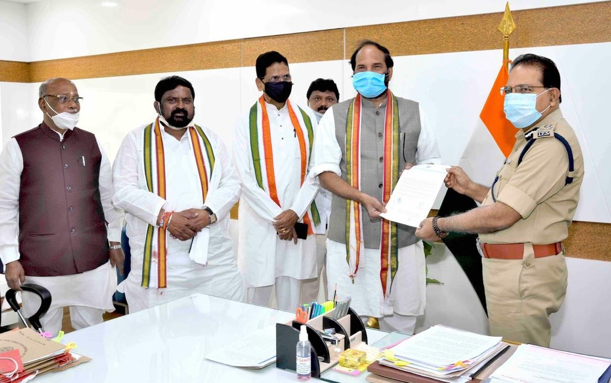 UttamINC's tweet photo. Met DG Police, M Mahender Reddy &amp; Election Commissioner &amp; lodged a complaint to condemn the completely false &amp; bogus news on social media with fake TV9 logo regarding @INCIndia candidate Cheruku Srinivas Reddy in Dubbak by-election. https://t.co/eZP2DpA4Gs