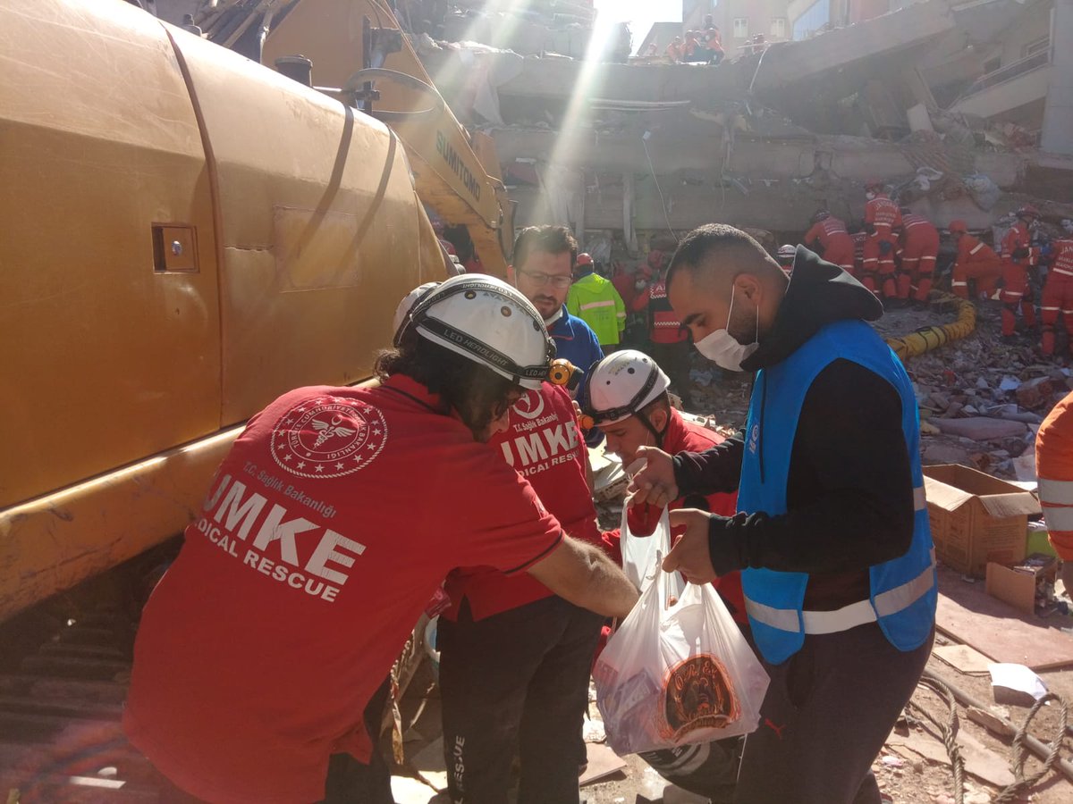 İzmir'de umutlu bekleyiş sürüyor. Saniyelerin bile önem arz ettiği bu zaman diliminde enerjilerinin son damlasına kadar mücadele eden arama kurtarma ekiplerine sıcak yemek ve ikramlıklarımızla destek olmaya devam ediyoruz.

#izmirinyanındayız 
#Deprem