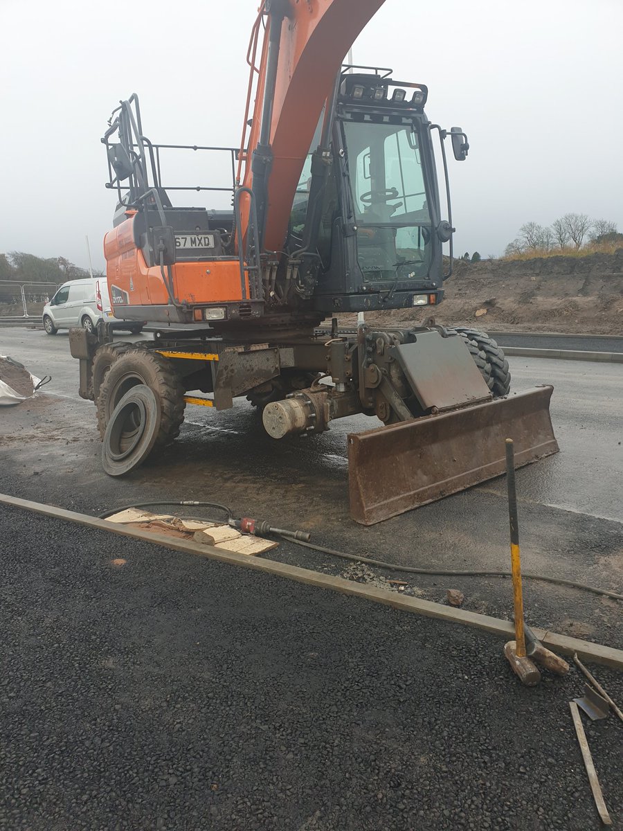 johnbaker305's tweet photo. Puncture to start the day 😔😔 at least the rains off #duckdriving #doosan #soltyre https://t.co/MflhlNrsiQ