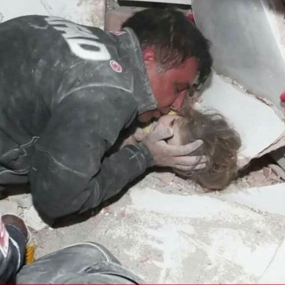 4'ÜNCÜ GÜNDE KALP ATIŞI !

İzmir'deki 6.6 büyüklüğündeki depremin ardından yıkılan Rızabey Apartmanı'nda bir mucize daha gerçekleşti. 3.5 yaşındaki Ayla Bebek, tam 91 saat sonra enkaz altından çıkarıldı.

Yaşanacak ömür,edilecek dua var.