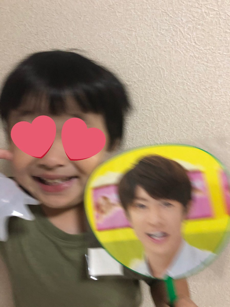 y5arsho's tweet photo. 興奮してぶれぶれだけど息子くんと！
夢だった親子参戦出来て嬉しいです♡
2部も楽しみにしてます✧‧˚

#嵐の日
#アラフェス2020 https://t.co/o5LUmA37qq