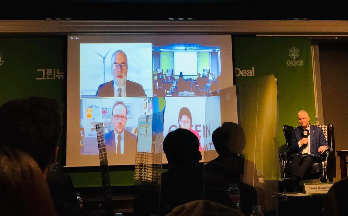 JimmySell84's tweet photo. “The fossil era is ending!” - Clear message from @dkClimateAmb at today’s seminar #GreenNewDeal.

Congratulations to Korea on the decision to reach #NetZeroCarbon emissions by 2050. The Trade Council is proud to partner up with Korea on this amazing #sustainable journey!🇩🇰🇰🇷 https://t.co/OC8J7QHuum