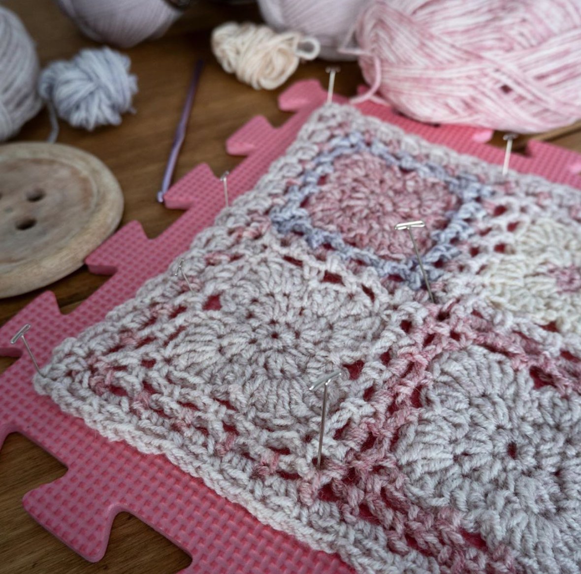 alicrafts's tweet photo. New pattern *Hydrangea Blanket* Simple crochet blanket, perfect for scrappy projects. #crochetblanket #crochetblankets #hydrangeablanket #crochetpattern

https://t.co/cDt5n21Ezf https://t.co/d37XF0TkLs