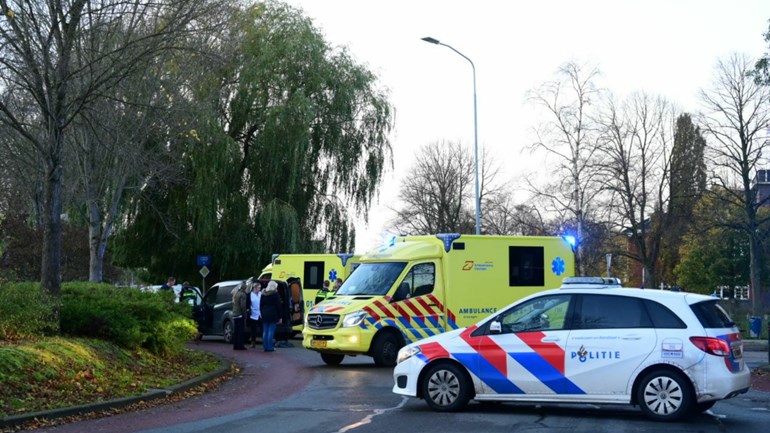 17-jarige fietser moet naar ziekenhuis na aanrijding in Delfzijl..