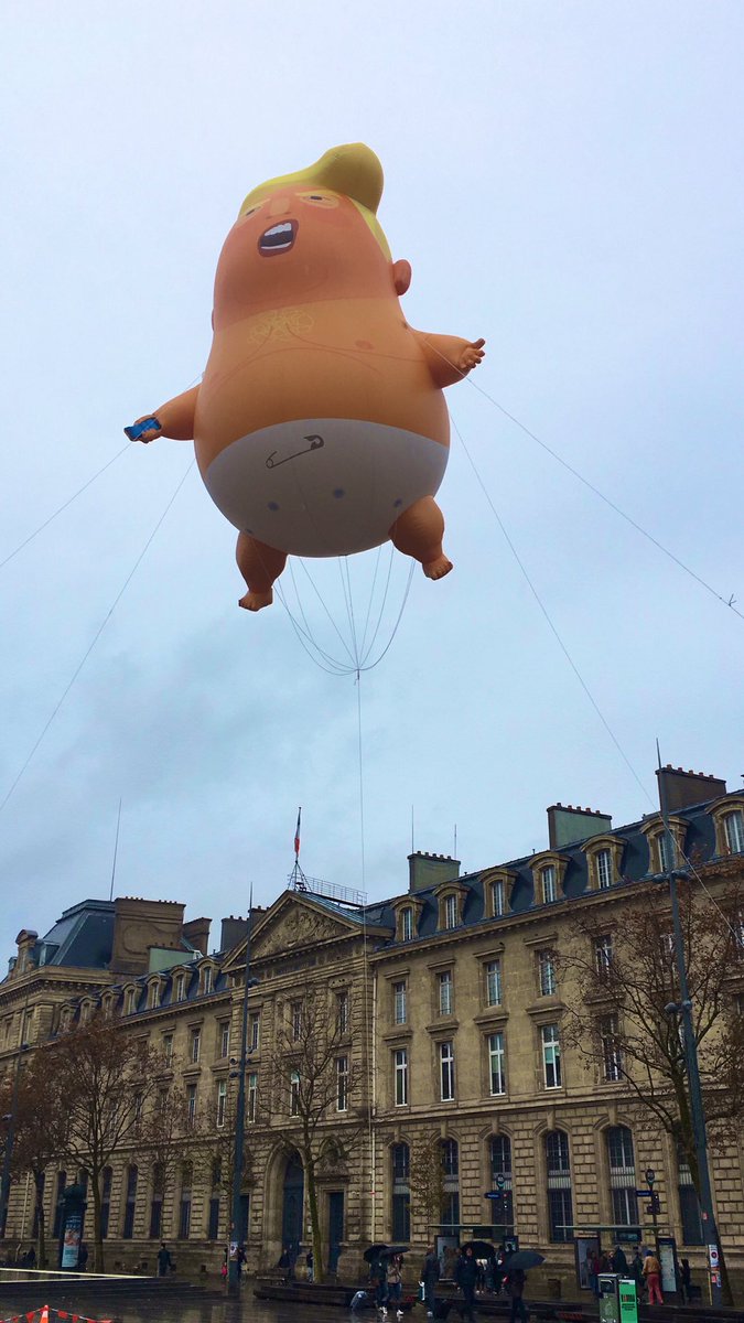Pic of trump baby blimp flying in Paris