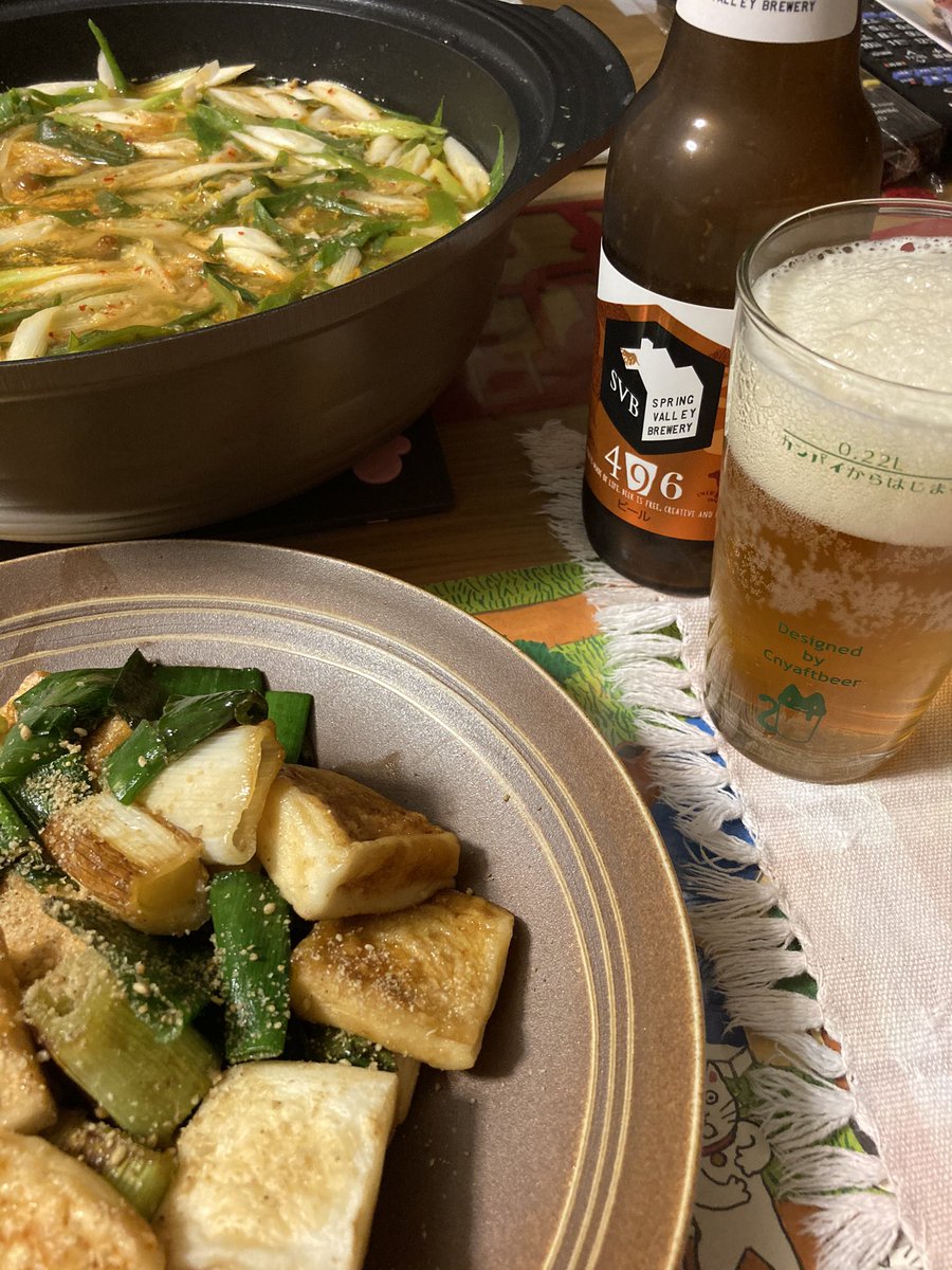 taecomw's tweet photo. 本日収穫した葱使って鍋ってまっせ~お疲れカンパーイ🍻
味噌ベースで大蒜すったのとゴマ油ほんだし鶏なめこ豆腐葱大量🍲と、太ネギとはんぺんゴマ油炒めして味どうらく垂らしたのをアテに #SVB496 うめぇ〜😆
#ツイッター晩酌部 https://t.co/Iaf4redfZ8