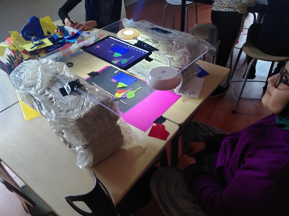 #AmsterdamseFamilieSchool Wij helpen onze leerlingen hun interesses en talenten te vinden en deze verder te ontwikkelen. Een van onze naschoolse activiteiten is het maken van een animatiefilm. Met veel verbeelding en creatief denken leren zij zelf een film in elkaar te knutselen!