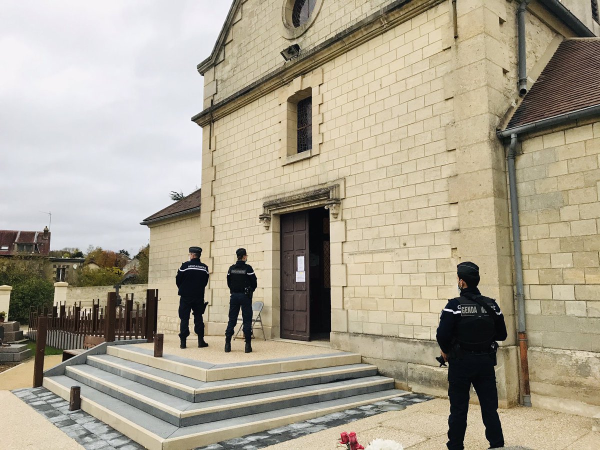 Gendarmerie_095's tweet photo. #Protection
Les gendarmes du Val d’Oise renforcés d’un escadron de Gendarmerie Mobile ont été pleinement mobilisés pour la Toussaint afin de sécuriser les lieux de culte et cimetières.
Ce lundi était également rythmé par la sécurisation des écoles lors de la rentrée scolaire. https://t.co/QVeXZVpFSN