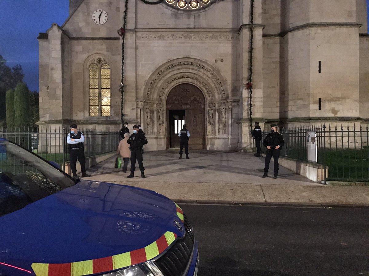 Gendarmerie_095's tweet photo. #Protection
Les gendarmes du Val d’Oise renforcés d’un escadron de Gendarmerie Mobile ont été pleinement mobilisés pour la Toussaint afin de sécuriser les lieux de culte et cimetières.
Ce lundi était également rythmé par la sécurisation des écoles lors de la rentrée scolaire. https://t.co/QVeXZVpFSN