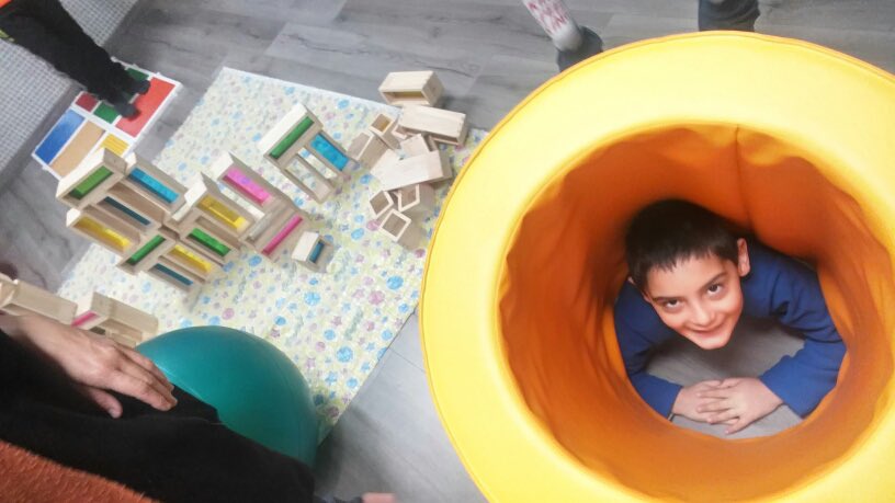 SOCatalunya's tweet photo. El #YoungAthletesProgram segueix aquest curs 2020-2021 gràcies a @fundacionmessi ! La vintena de petits alumnes de l’Escola d’Educació Especial Llar de Sant Josep de #Lleida s’ho passen genial durant les sessions! #SpecialOlympics #esportadaptat https://t.co/oT9HxsaQO5
