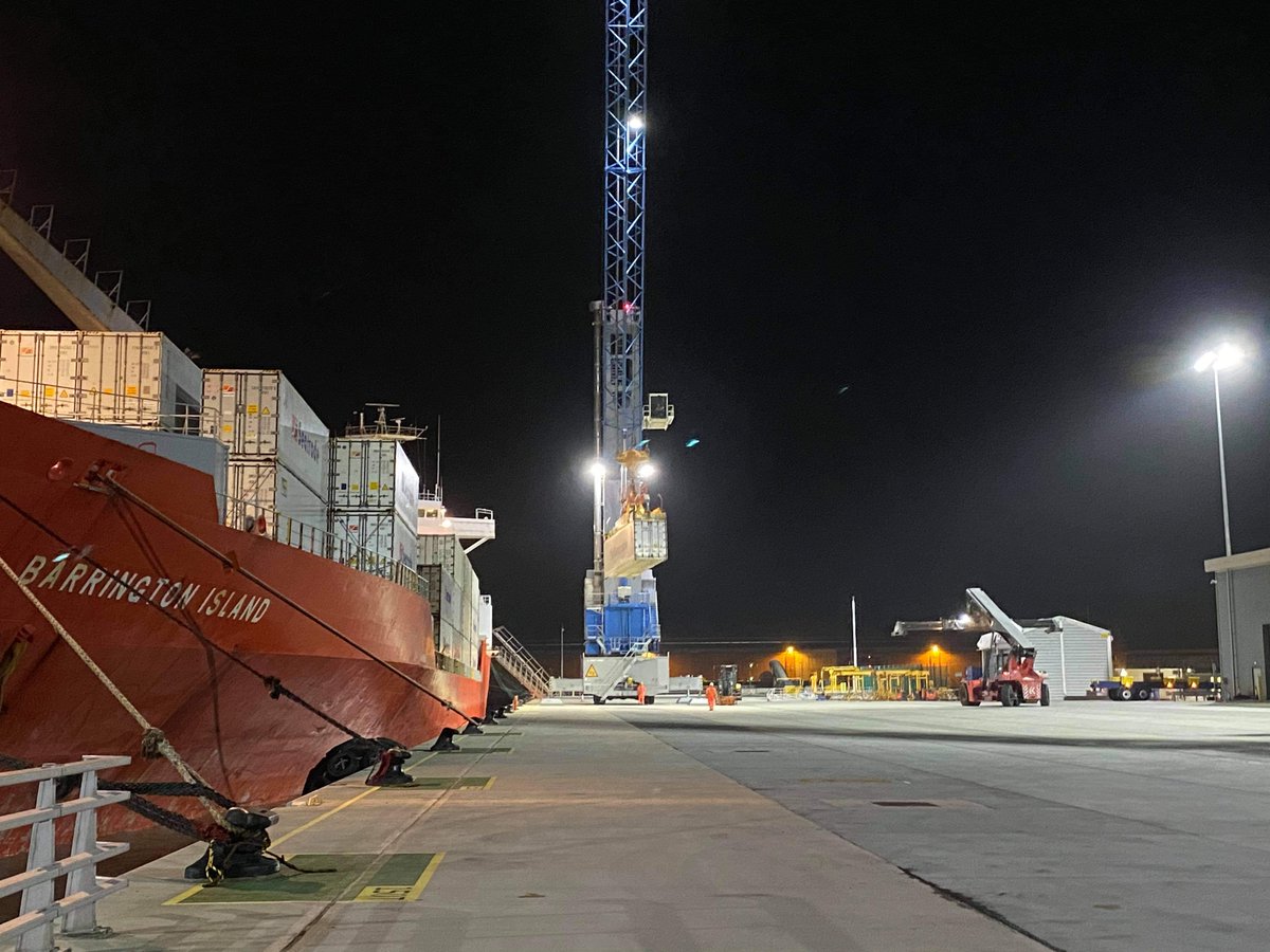 Hammond_Agency's tweet photo. Barrington Island @Port_of_Dover who arrived last night. Can't keep a good team spirit down, no matter what the time! #PODCL #Seatrade #teamwork. She is due to leave today 18:00 headed for Flushing. https://t.co/Uxtl5oL0Oz