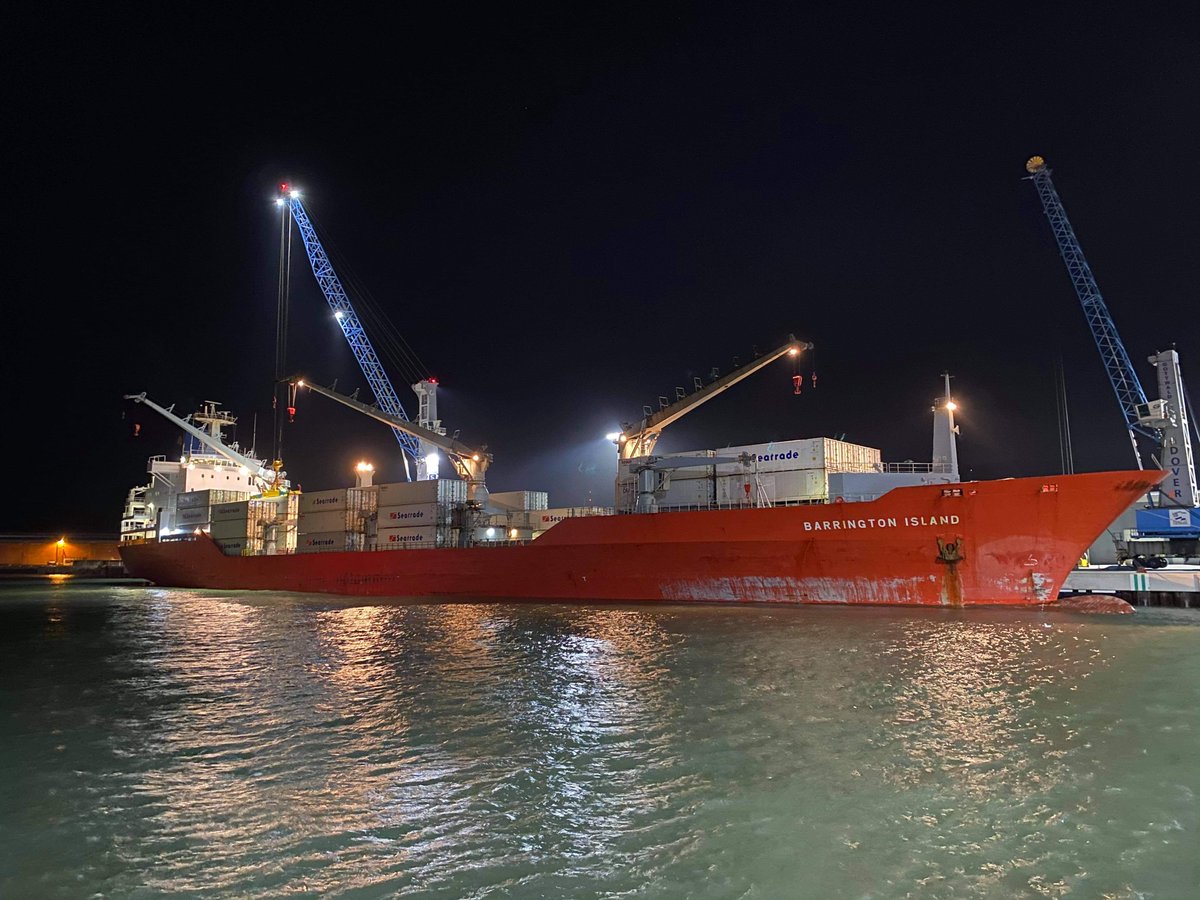 Hammond_Agency's tweet photo. Barrington Island @Port_of_Dover who arrived last night. Can't keep a good team spirit down, no matter what the time! #PODCL #Seatrade #teamwork. She is due to leave today 18:00 headed for Flushing. https://t.co/Uxtl5oL0Oz