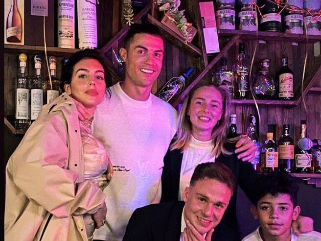 Casa Fiore is Cristiano’s favorite restaurant in Turin. The owner (Mr. Fiore indeed) released an interview to  @tuttosport. Here a short but nice thread giving you some insights about Cristiano’s life in Turin.