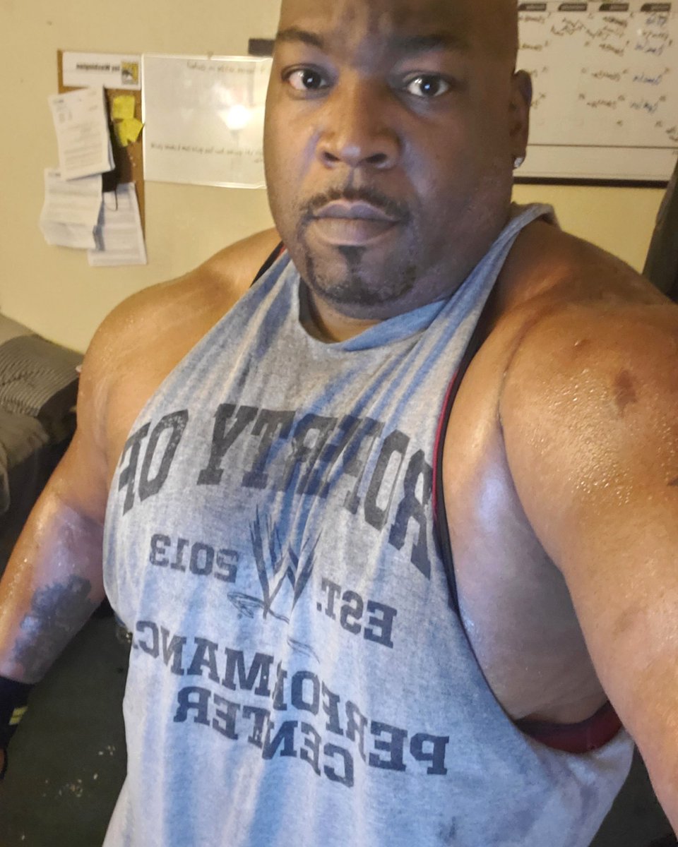 MrJayWashington's tweet photo. Everybody dealing with pre-election stress different me i said lemme put some work in and clear my mind. A strenuous #riptup workout in #FocusT25 and now to shave shower and get ready to put in work tomorrow. #SuperVillainStatus #MrMirakuru #workout #focused #determination https://t.co/8bhuLAFpQT