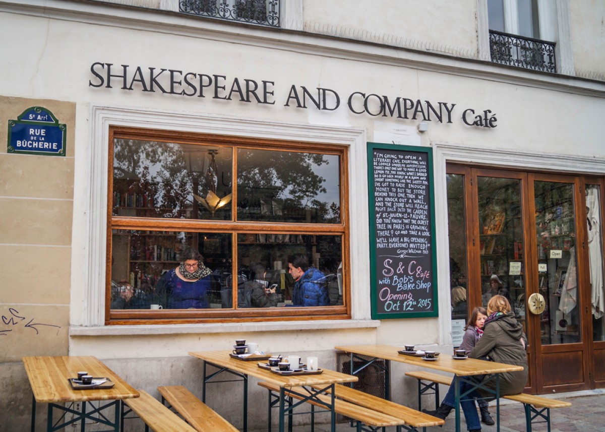 서점 셰익스피어 앤 컴퍼니. 레즈비언 출판업자인 실비아 비치가 1919년 파리에 윌리엄 셰익스피어가 집필한 시와 희곡 등 희귀한 판본들을 판매하는 서점으로 개점하면서 역사가 시작됐고, 퀴어 소설가 주나 반스가 드나들던 곳. 펀홈 235페이지에도 등장하지요. 영화 비포 선셋 명소이기도 한데...