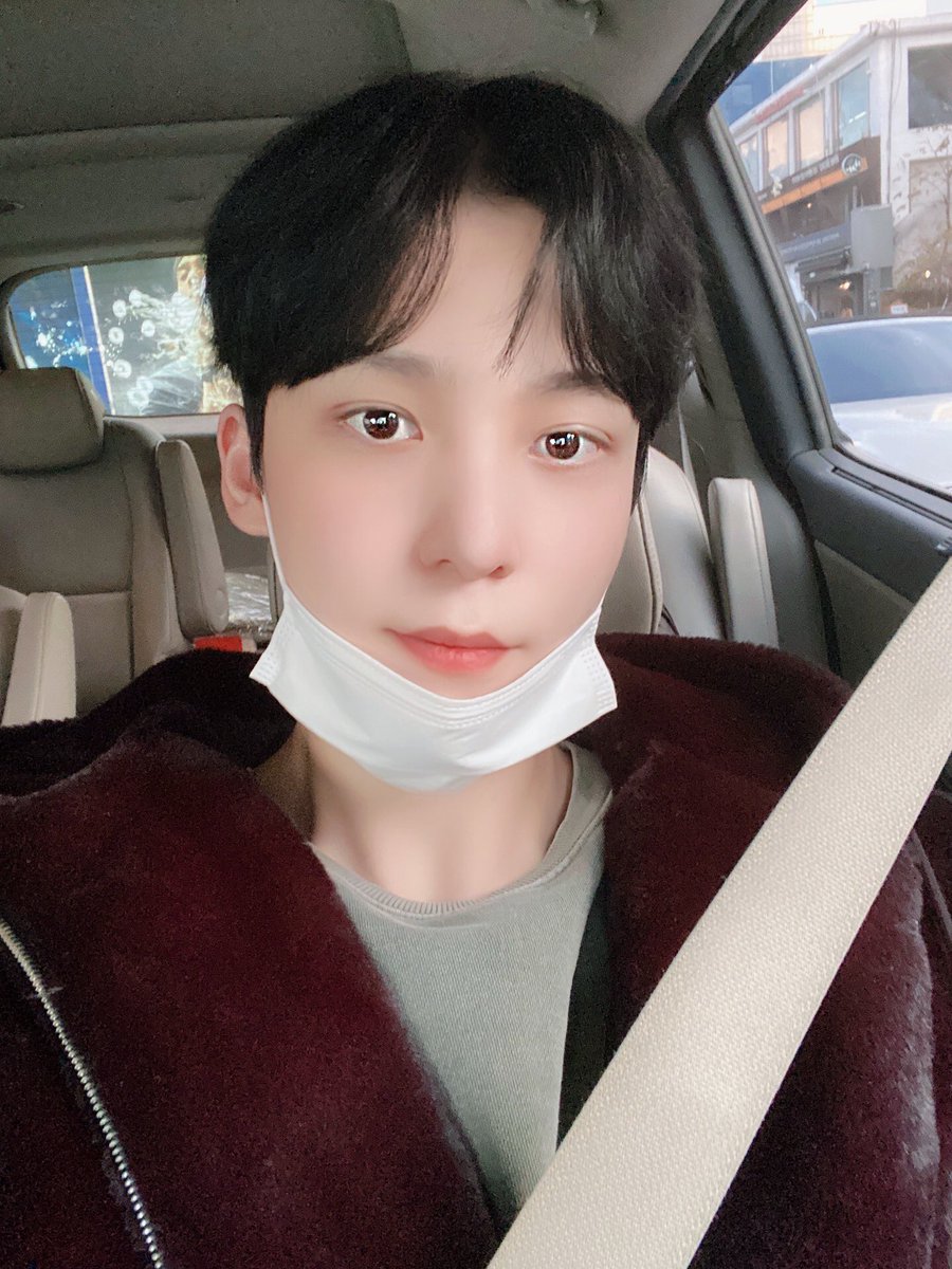 ATEEZofficial's tweet photo. [#윤호] 날씨가 너무 좋아요!! 에이티니도 윤호랑 산책 가요💐💕💕
#ATEEZ #에이티즈 https://t.co/ukUsXd85je