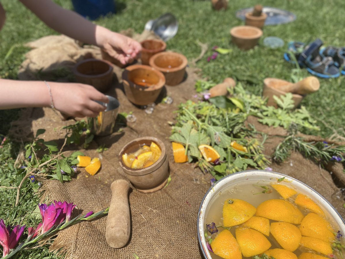 Arbay38's tweet image. Today we celebrated our 2nd “Day of Play” as part of Outdoor Classroom Day. Kids were immersed in loose parts &amp;amp; junk play, creating journey sticks,  geocaching, &amp;amp; concocting nature ice smoothies. Big thanks to Nature Play SA &amp;amp; Mobile Junk &amp;amp; Nature Playgrounds!

#ProjReimaginate