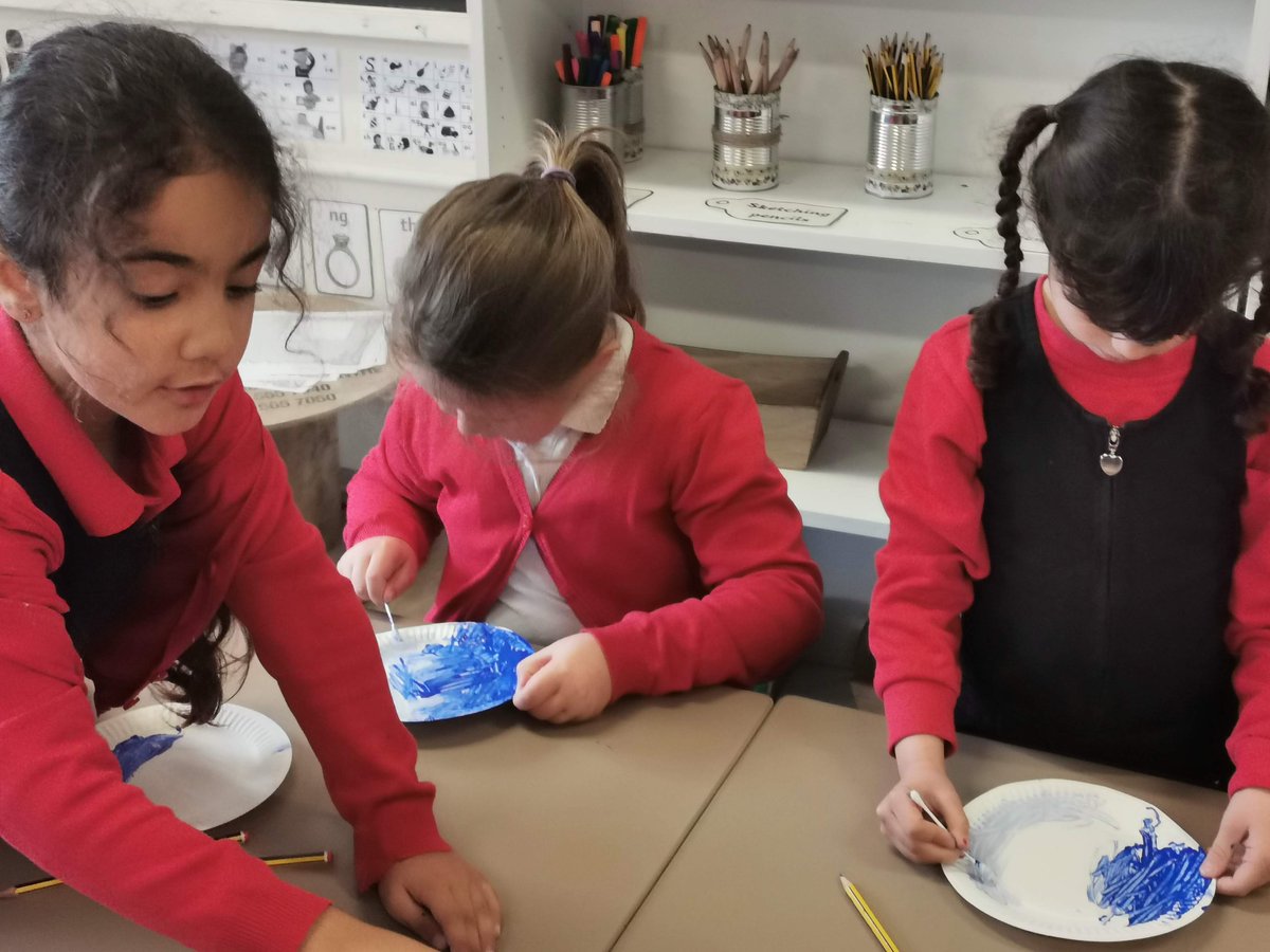 FVAYR1's tweet photo. Year one children created a moveable paper plate craft, following the introduction of our new book focus ππ @frome_vale #year1 #creative #thesnailandthewhale #juliadonaldson #bookfocus #craft #book https://t.co/Sx8FucTV7F