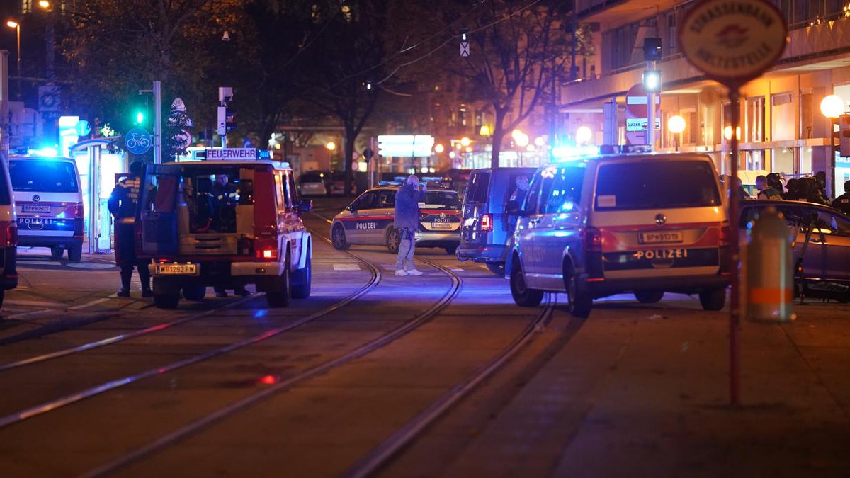 Mediavenir's tweet photo. 🇦🇹 ALERTE INFO - Attentat à #Vienne :

- le bilan s'alourdit à 3 morts et 15 blessés, dont un #policier
- un attentat "vraisemblablement islamiste" 
- l'attentat a été commis par au moins un terroriste, qui a été abattu par la #police

(LPD)

#ViennaAttack #Autriche #Vienna https://t.co/cUSKNakFGF