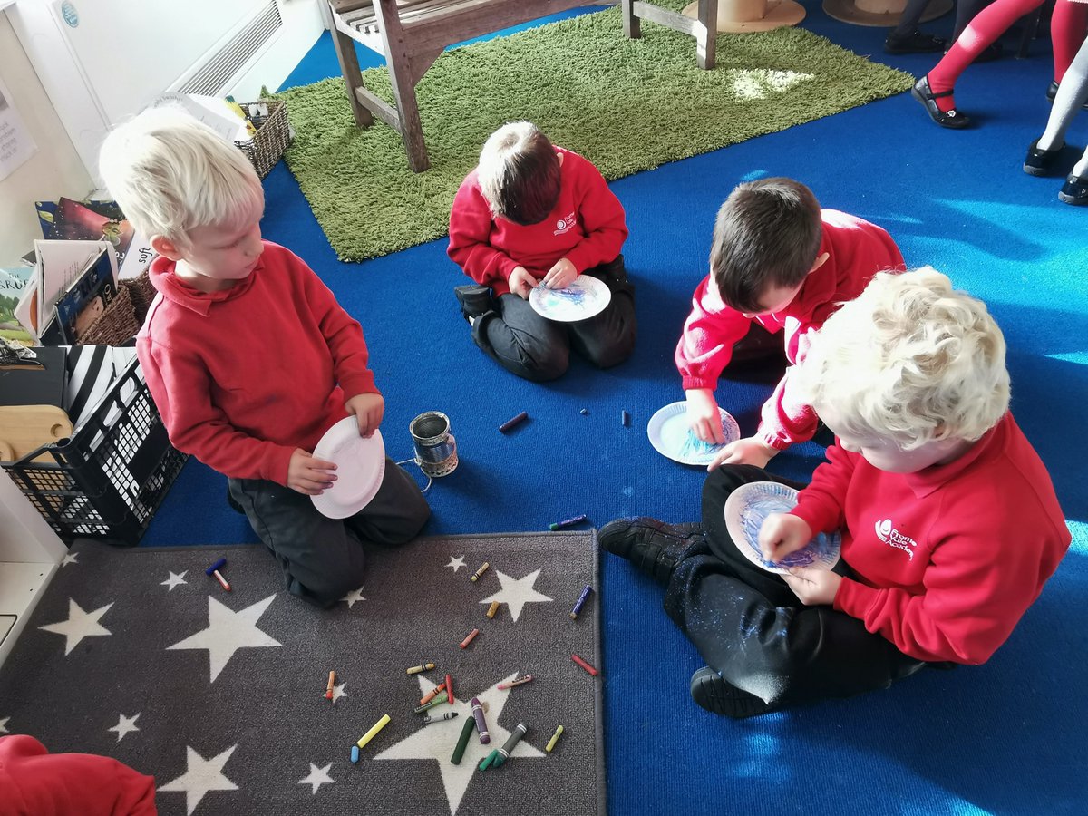 FVAYR1's tweet photo. Year one children created a moveable paper plate craft, following the introduction of our new book focus ππ @frome_vale #year1 #creative #thesnailandthewhale #juliadonaldson #bookfocus #craft #book https://t.co/Sx8FucTV7F