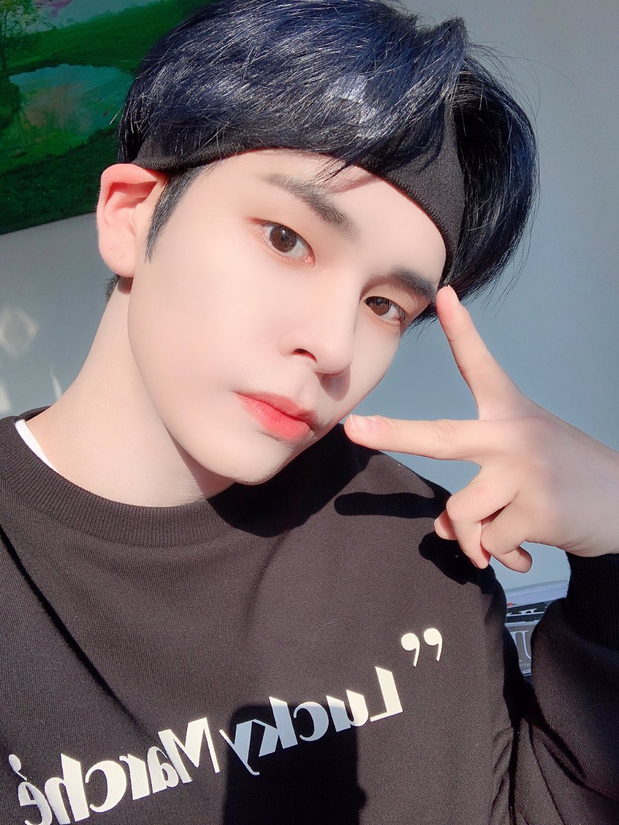 CRAVITY_twt's tweet photo. 비티파크 재밌었죠?!?!
헤어밴드✌🏻ㅎㅎ오늘도 쪼은하루 러비티❤
#크래비티  #세림 #자연광셂 https://t.co/DKgxTNRoOh