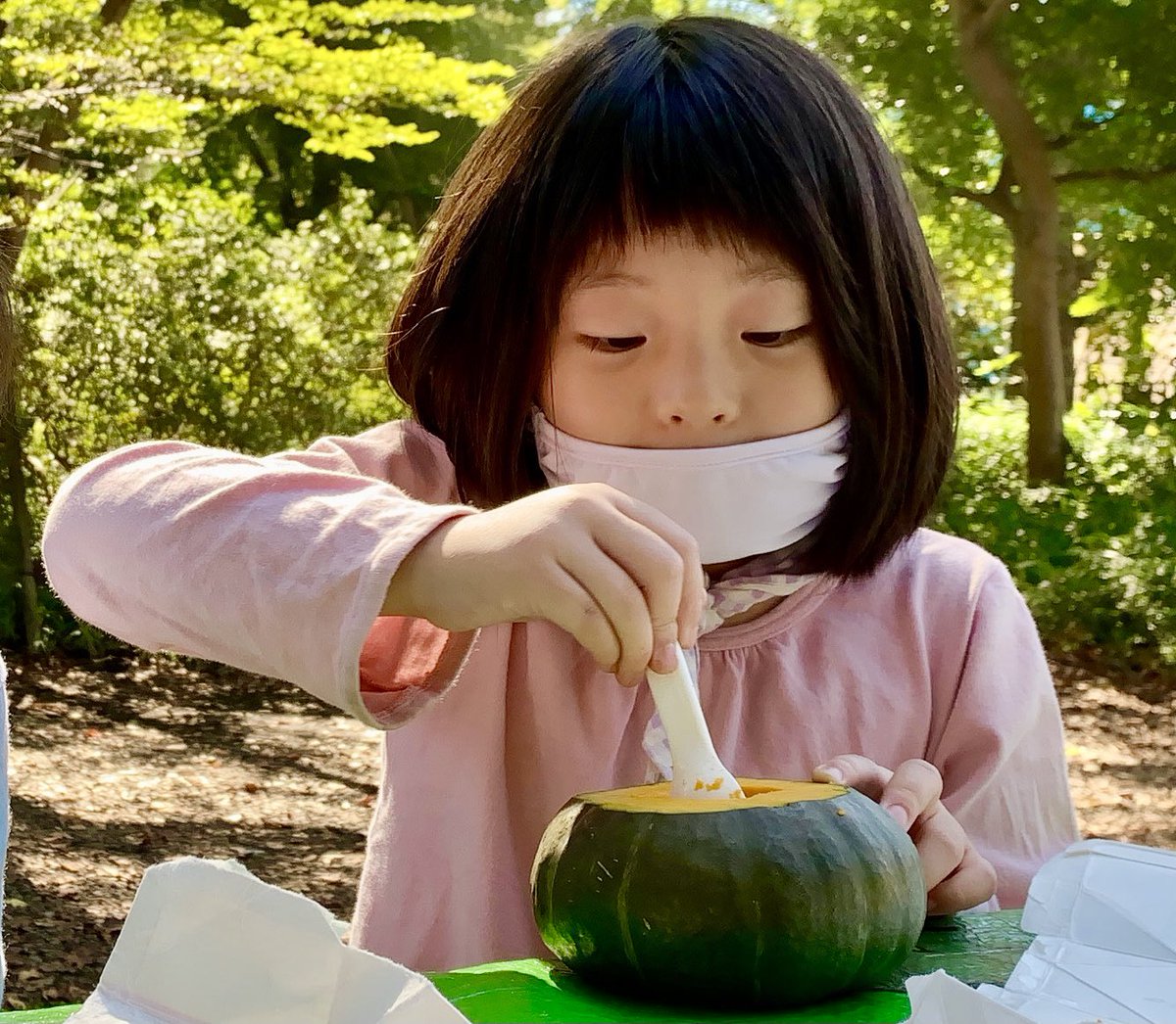 GS_Tokyo109's tweet photo. 野外deハロウィン！
カボチャをくり抜いて、みんな大好き挽肉を詰め込んだら…美味しい肉詰めカボチャの出来���がり💕
カボチャの炊き込みご飯と、カボチャスープも作って、カボチャ三昧🎃
味覚の秋を満喫したハロウィン集会でした🥰 https://t.co/5H2Vn3vTVz