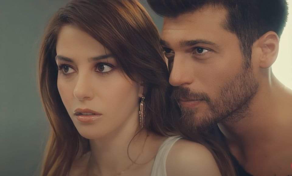 _LorellAT_'s tweet photo. Ho sognato che #CanYaman e #OzgeGürel mi dicevano che stavano per partire le riprese della seconda stagione di #bayyanlis ❤️❤️ che dite sono pazza 😂 mancateee e ❤️❤️😍😍 #EzGürForever https://t.co/g2xI415Fci