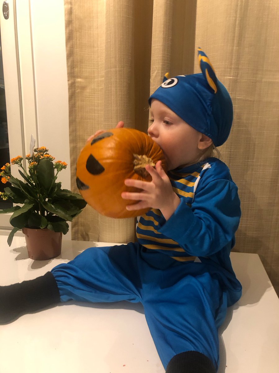 valtterikujala's tweet photo. Have a good start to November! 🎃#myson #americandinner https://t.co/7sZYdyYSOd