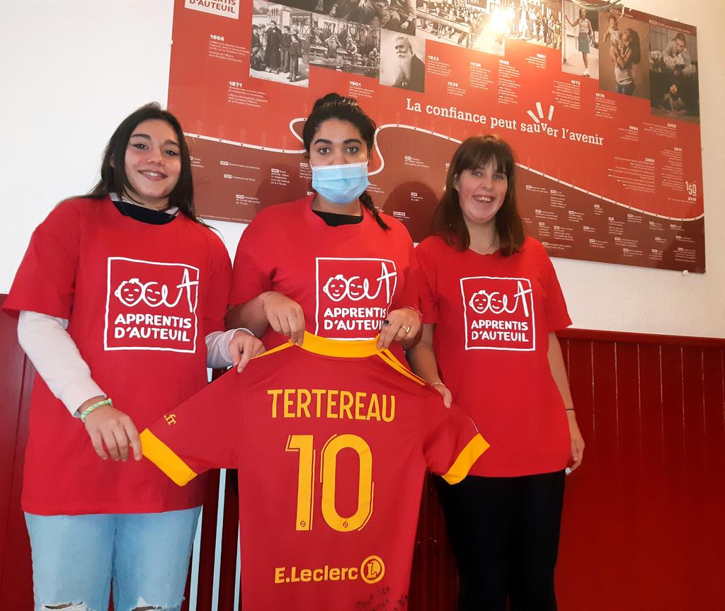 Très fiers de récupérer ce 1er maillot du <a href="/OfficielRAF/">Rodez Aveyron Football</a> pour notre Action Educative de Solidarité Internationale #Sénégal2021 , merci <a href="/AureTertereau/">Tertereau Aurélien</a> pour le soutien ! #rodez #aveyron Au plaisir de vous rencontrer au Stade