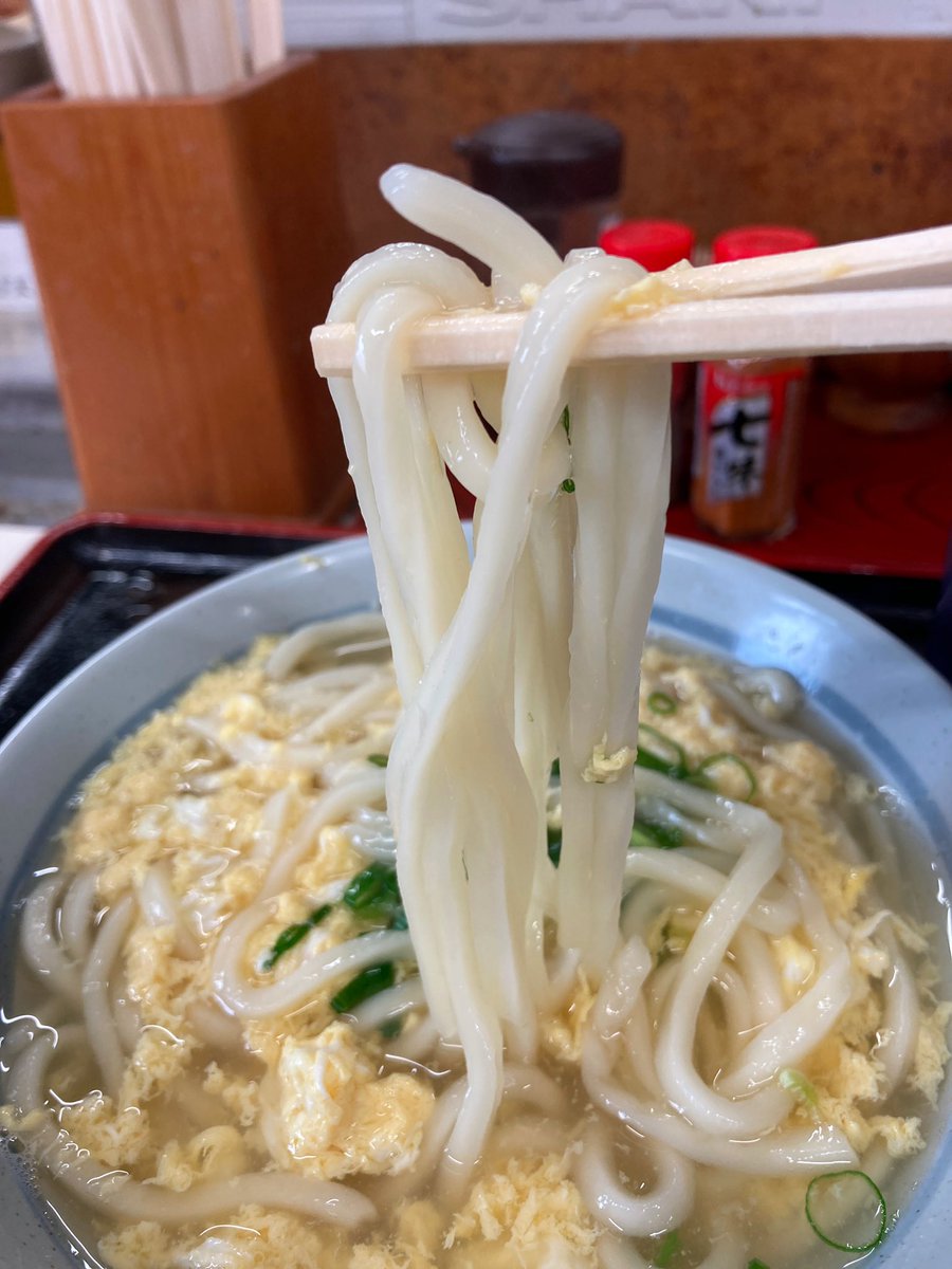 うどん玉 卵とじうどん 柳川製麺所 やな川うどん イリコ風味の甘めの出汁に細麺と ふんわり卵が うまっ 昭和2年創業の老舗で製麺所を兼ねた うどん屋さんですね ここで作られた袋入り茹で麺は観音寺近辺のスーパー等で購入出来ます