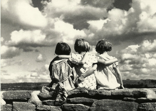 In questo mondo, ciò che ci rende ricchi non è ciò che otteniamo, ma ciò che diamo. 
#Beecher #quelloCheManca 
📷 Robert Doisneau