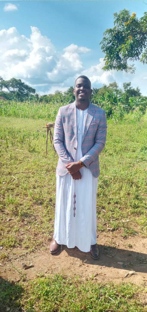 RealDeejays's tweet photo. 5 Things you didn’t know about @nsubugajasper.
• The only boy and many sisters
• He deeps bread in tea
• No favorite food yet
• Loves very old and weird music
• He is quiet but open to meeting new people.
#YoRealDj
#realdeejays https://t.co/DqKu3BnQgZ