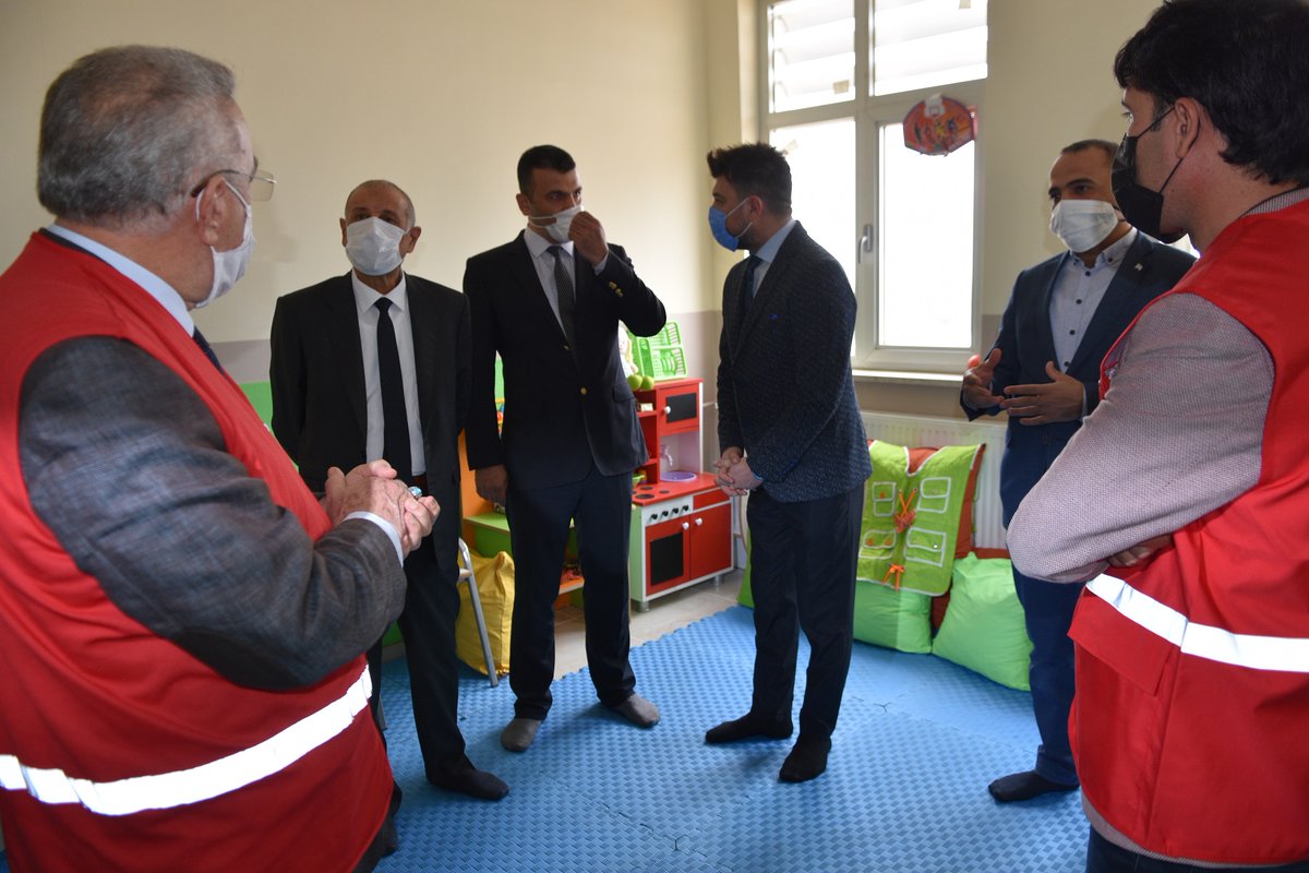 Kızılay tarafından Sarıören Kırsal Mahallemizde bulunan Şehit İbrahim İnco ortaokulunda yapımı tamamlanan özel eğitim sınıfı açılışı şube müdürümüz Mehmet Şerif Kızmaz, Kızılay şube başkanı Mehmet Sırrı Karahanlı, Siverek Belediye Başkan Yardımcısı Ali Gelener tarafından yapıldı